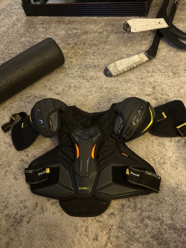 Men's Small Senior CCM Tacks 9080 Shoulder Pads (Used)