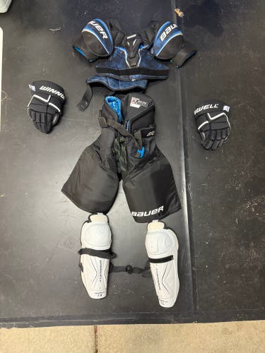 Medium Intermediate Bauer Shoulder Pads (Used)