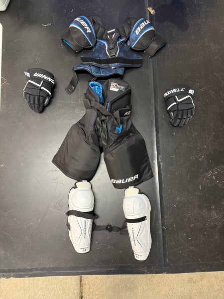 Medium Intermediate Bauer Shoulder Pads (Used)