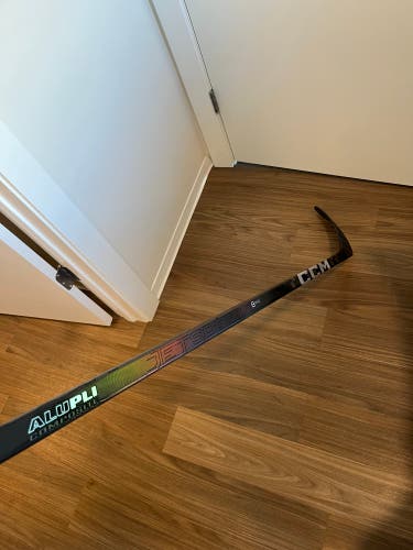 Intermediate CCM JetSpeed FT8 Pro Right Handed Hockey Stick P28M (New)