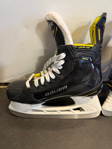 2023 Bauer Supreme M4 Hockey Skates Size 5.5 (Used)