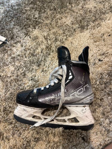 2021 Bauer Vapor Hyperlite Hockey Skates Regular Width 6.5 (Used)