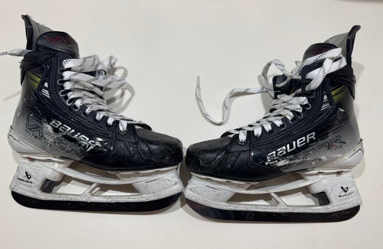 Bauer Vapor Hyperlite 2 Hockey Skates Size 4 (Used)