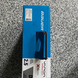 2023 Bauer Vapor X5 Pro Hockey Skates Regular Width Size 2.5 (Used)