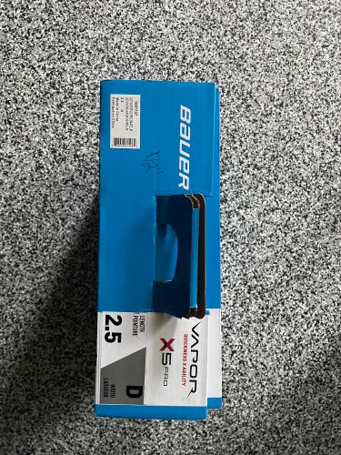 2023 Bauer Vapor X5 Pro Hockey Skates Regular Width Size 2.5 (Used)
