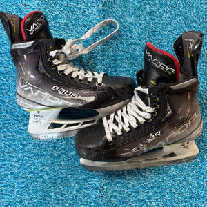 Intermediate Bauer Vapor Hyperlite Hockey Skates Size 4.5 (Used)