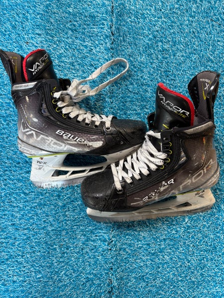 Intermediate Bauer Vapor Hyperlite Hockey Skates Size 4.5 (Used)