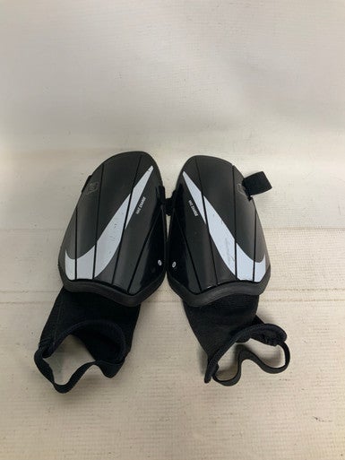 Used Nike CHARGE Soccer Shin Guards Adult Black MD 11823-S000034171