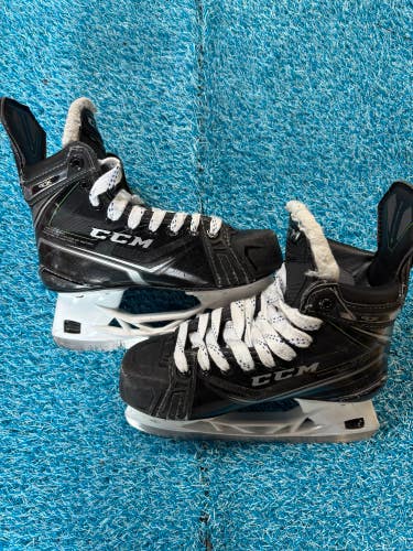 Junior CCM RibCor 90K Hockey Skates Regular Width Size 3.5 (Used)
