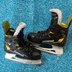 Junior Bauer Supreme M4 Hockey Skates Regular Width Size 2 (Used)