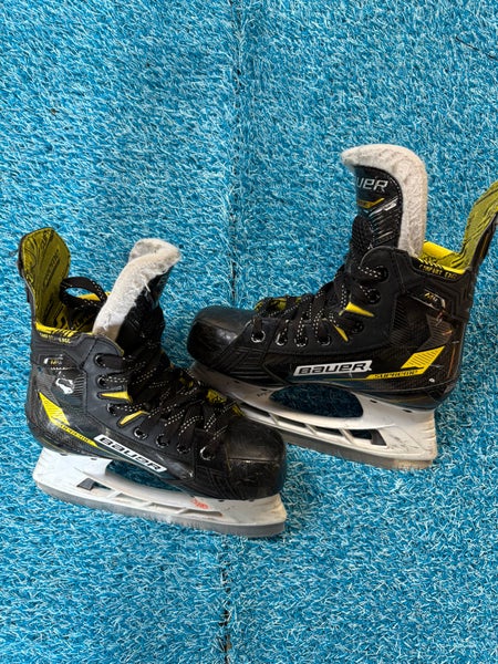 Junior Bauer Supreme M4 Hockey Skates Regular Width Size 2 (Used)