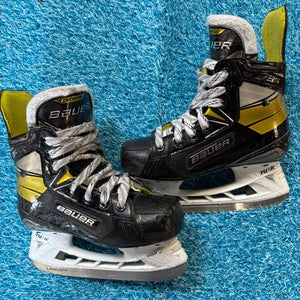 Junior Bauer Supreme 3S Hockey Skates Regular Width Size 1.5 (Used)