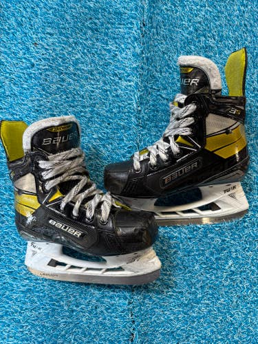 Junior Bauer Supreme 3S Hockey Skates Regular Width Size 1.5 (Used)
