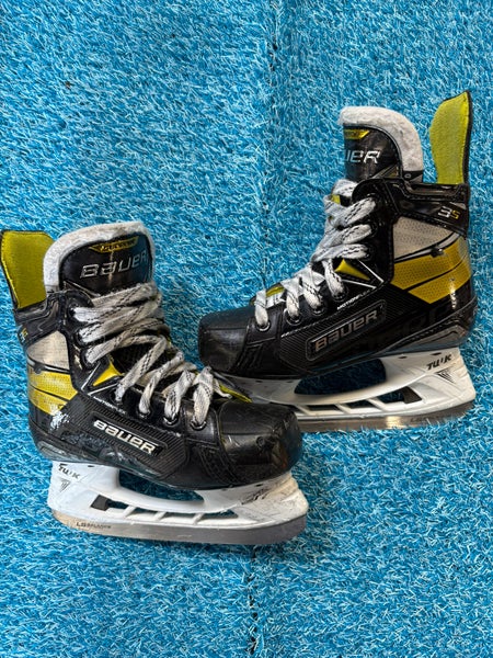 Junior Bauer Supreme 3S Hockey Skates Regular Width Size 1.5 (Used)