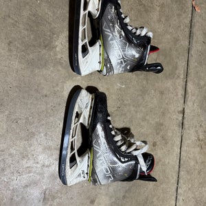 Bauer Vapor Hyperlite 2 Hockey Skates 9 (Used)