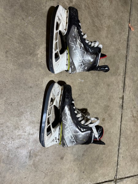 Bauer Vapor Hyperlite 2 Hockey Skates 9 (Used)