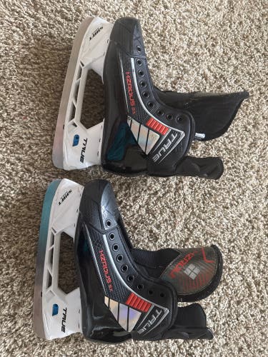 True HZRDUS 5X Hockey Skates Regular Width 6.5 (Used)