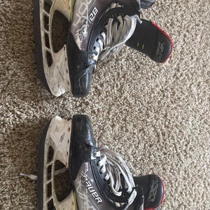 Bauer Vapor Hyperlite Hockey Skates Narrow Width Size 6.5 (Used)