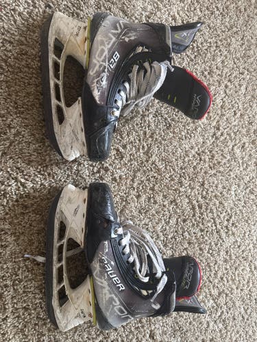 Bauer Vapor Hyperlite Hockey Skates Narrow Width Size 6.5 (Used)