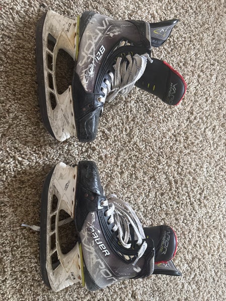 Bauer Vapor Hyperlite Hockey Skates Narrow Width Size 6.5 (Used)