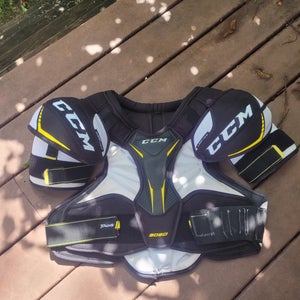 Men's XL Senior CCM Tacks 9060 Shoulder Pads (Used)