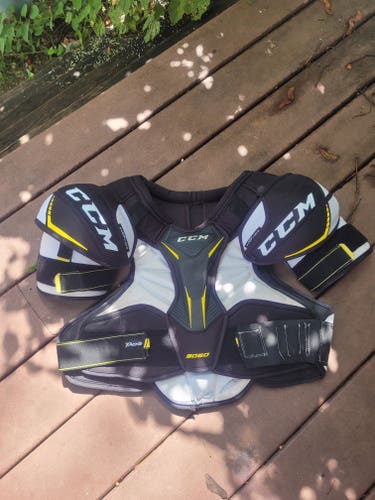 Men's XL Senior CCM Tacks 9060 Shoulder Pads (Used)