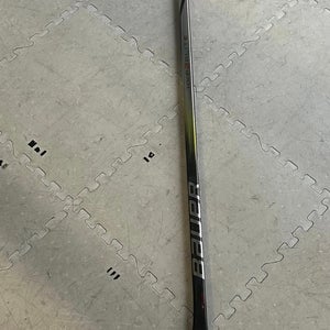 Intermediate Bauer Vapor Hyperlite2 55 flex right Hockey Stick P28