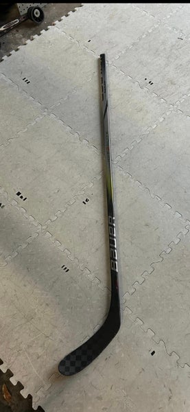 Intermediate Bauer Vapor Hyperlite2 55 flex right Hockey Stick P28
