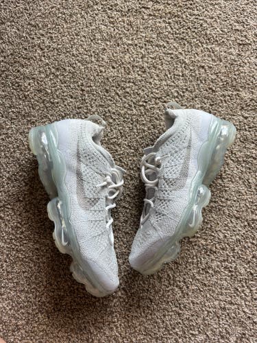 White Unisex Size M 7.5 (W 8.5) Adult Nike Vapormax Shoes (Used)