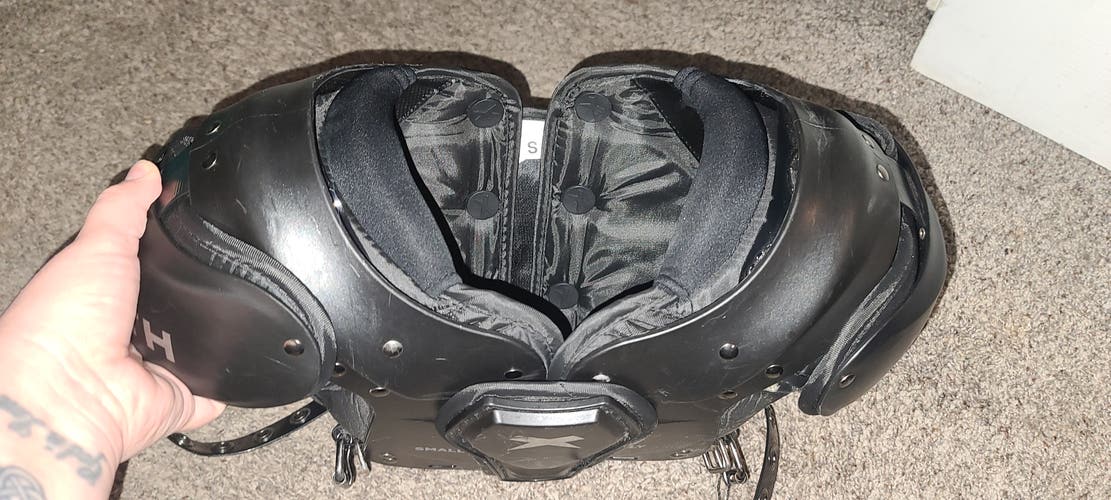 Small Youth Xenith Fly Shoulder Pads (Used)