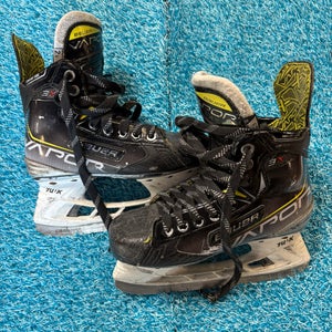 Junior Bauer Vapor 3X Hockey Skates Regular Width Size 2.5 (Used)