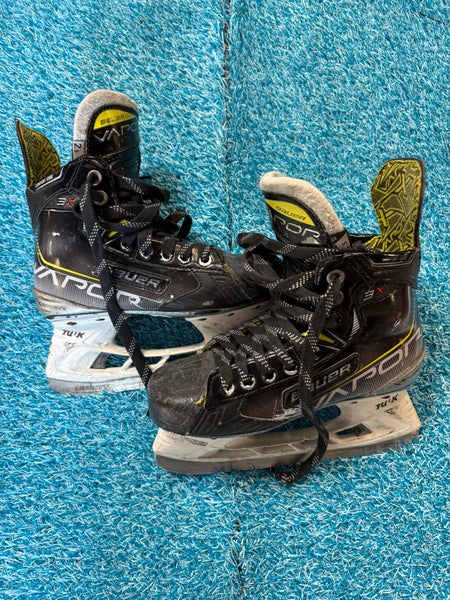 Junior Bauer Vapor 3X Hockey Skates Regular Width Size 2.5 (Used)