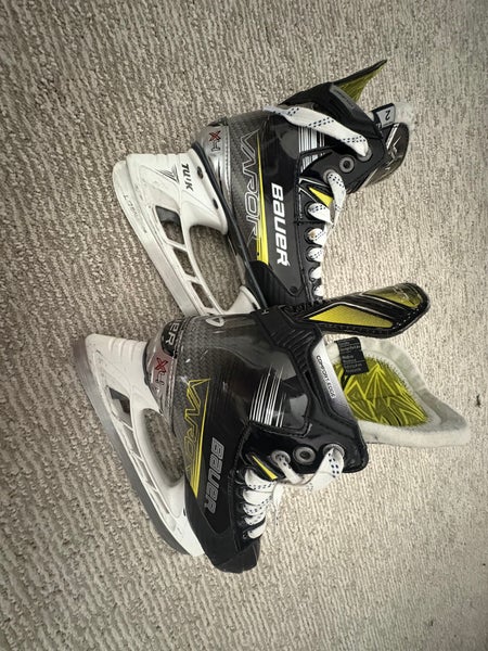 Junior Bauer Vapor X4 Hockey Skates Regular Width Size 2 (Used)