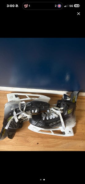 2023 Bauer Vapor Hyperlite 2 Hockey Skates Regular Width 9.5 (Used)