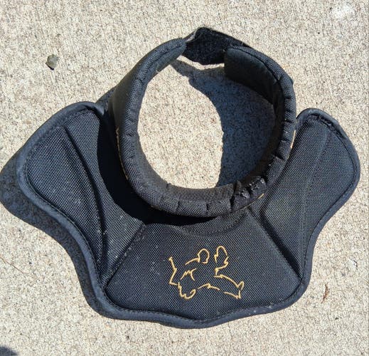 Vaughn VPC-7000 Large hockey goalie neck guard(Used)