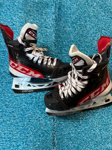 Intermediate CCM JetSpeed FT4 Pro Hockey Skates Regular Width Size 5 (Used)