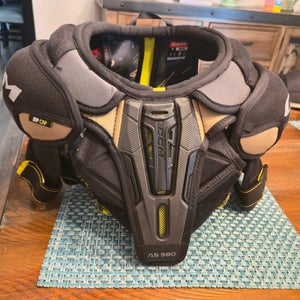 Medium Junior CCM AS580 Shoulder Pads (Used)