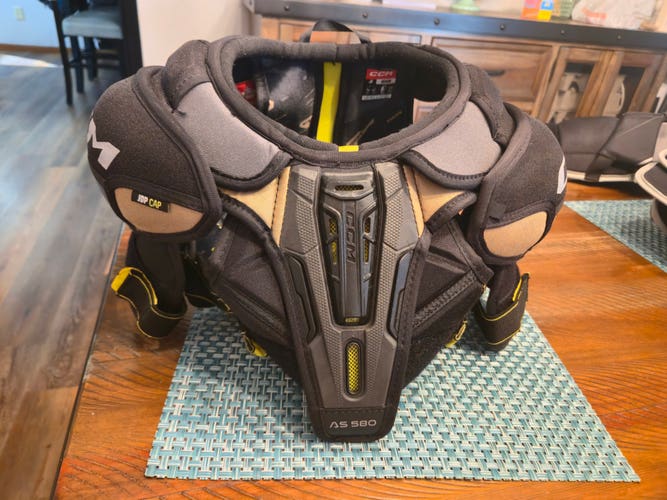 Medium Junior CCM AS580 Shoulder Pads (Used)
