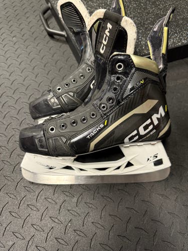 CCM AS-V Hockey Skates Regular Width 7.5 (Used)