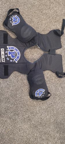 Men's Medium Youth CCM Powerline Shoulder Pads (Used)
