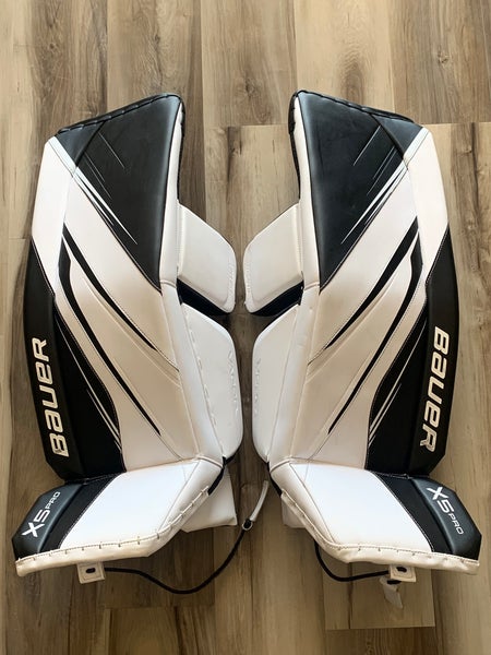 33" 2024 Bauer Vapor X5 Pro Goalie Leg Pads, barely used and in excellent shape