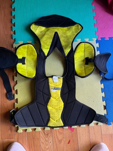 Men's Large Intermediate Bauer Supreme 3S Shoulder Pads (Used)