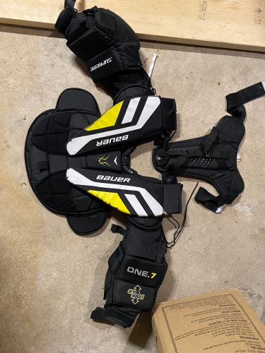 Medium Bauer Supreme One.7 Goalie Chest Protector (Used)
