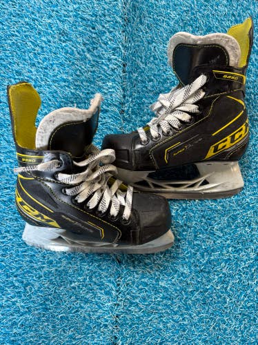 Youth CCM Super Tacks 9350 Hockey Skates Regular Width 13 (Used)