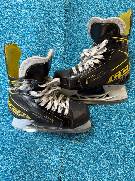 Youth CCM Super Tacks 9350 Hockey Skates Regular Width 13 (Used)
