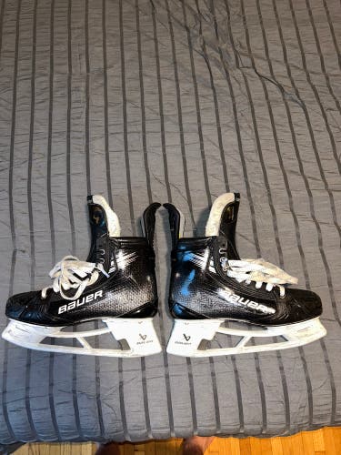 2024 Bauer Vapor Hyperlite 2 Hockey Skates Regular Width Pro Stock 8.5 (Used)