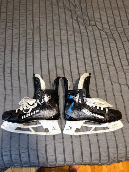 2024 Bauer Vapor Hyperlite 2 Hockey Skates Regular Width Pro Stock 8.5 (Used)