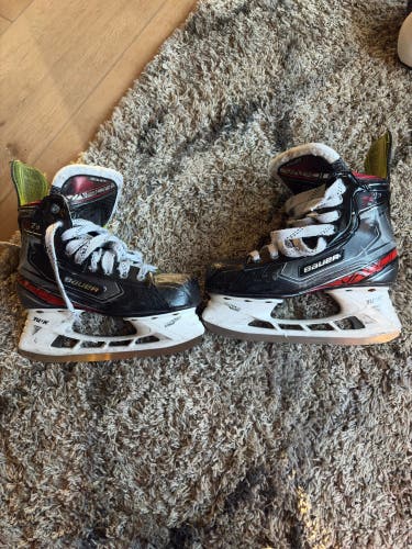2019 Bauer Vapor X2.9 Hockey Skates Regular Width Size 5.5 (Used)
