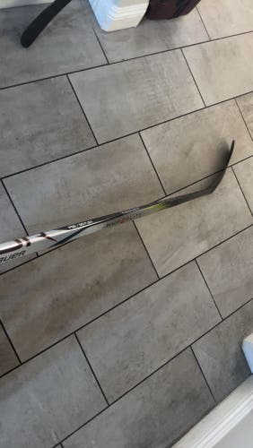 Intermediate Bauer Vapor Hyperlite 2 Right Handed Hockey Stick P92 (Used)