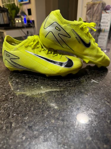 Green Kids 3.5Y (Big Kids / Youth) Nike Mercurial Vapor 15 Molded Cleats Cleats (Used)